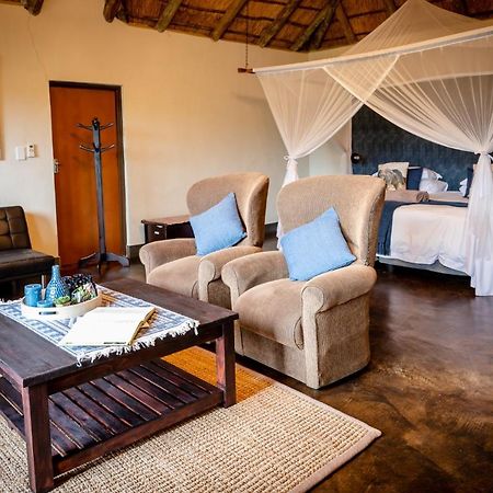Umkumbe Safari Lodge Riverside Скукуза Экстерьер фото