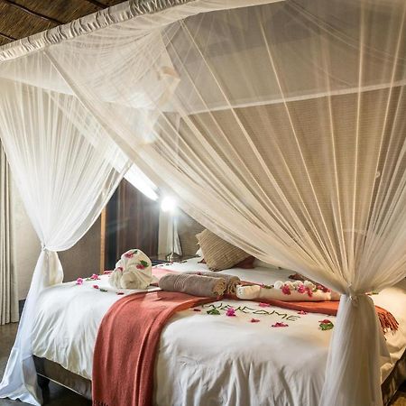 Umkumbe Safari Lodge Riverside Скукуза Экстерьер фото