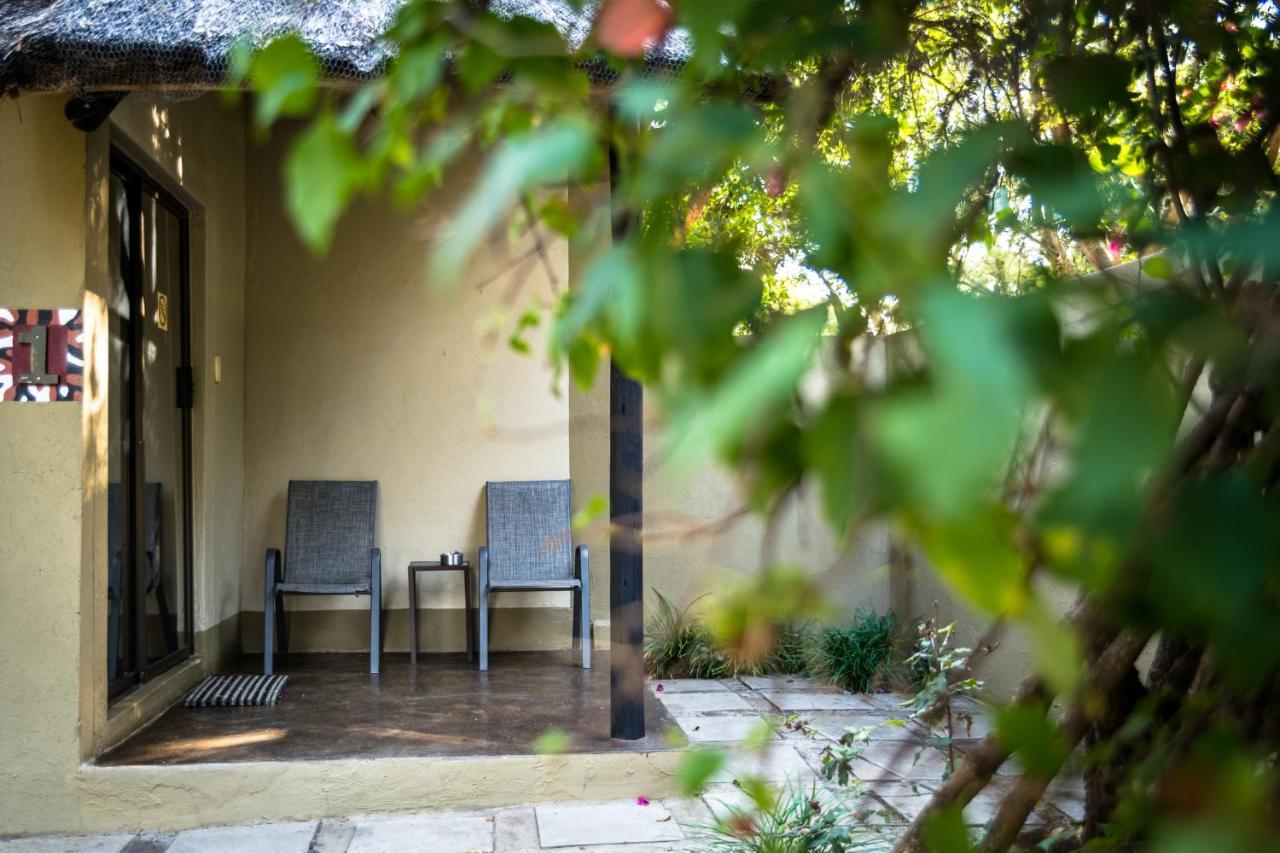 Umkumbe Safari Lodge Riverside Скукуза Экстерьер фото
