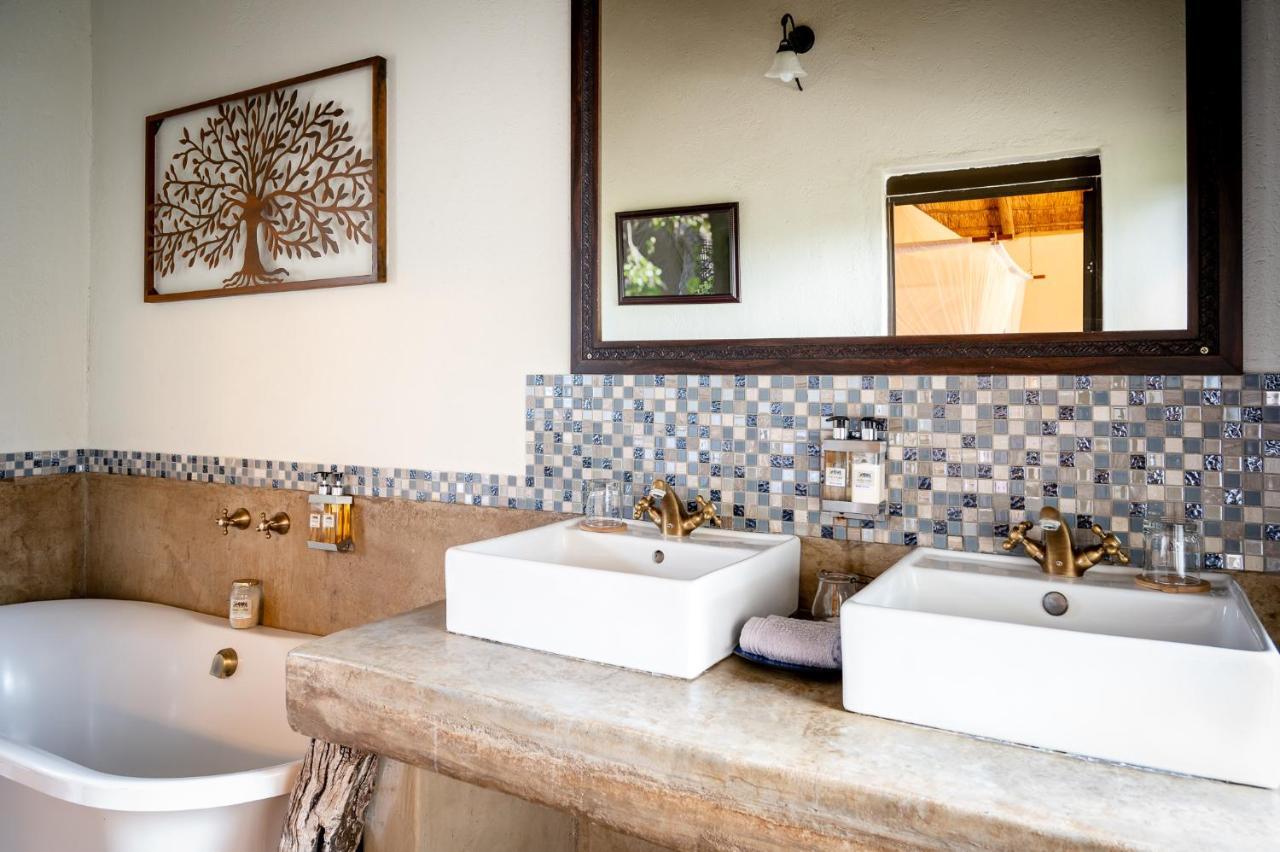Umkumbe Safari Lodge Riverside Скукуза Экстерьер фото
